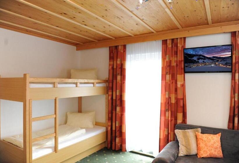 Chambre Quadruple Standard, Gästehaus Standardhaus