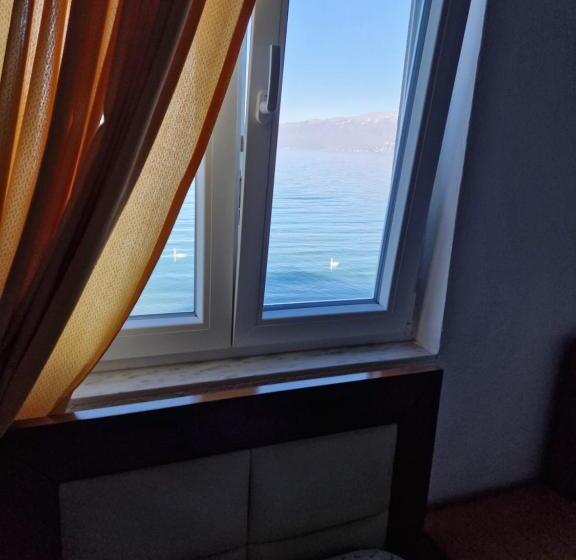 חדר סטנדרט לשלושה, Restaurant Savoja