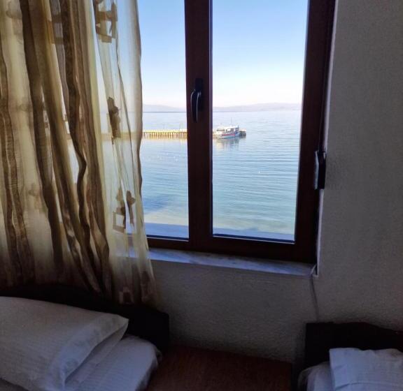 חדר סטנדרט לשלושה, Restaurant Savoja