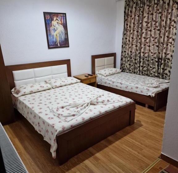 חדר סטנדרט לשלושה, Restaurant Savoja