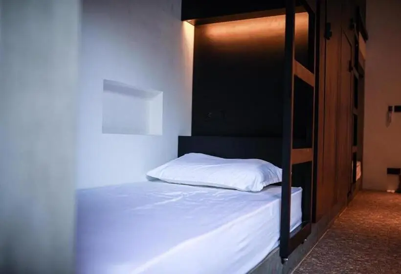 ルームシェアのワンベッド, The Salty Pelican Yoga & Surf Retreat