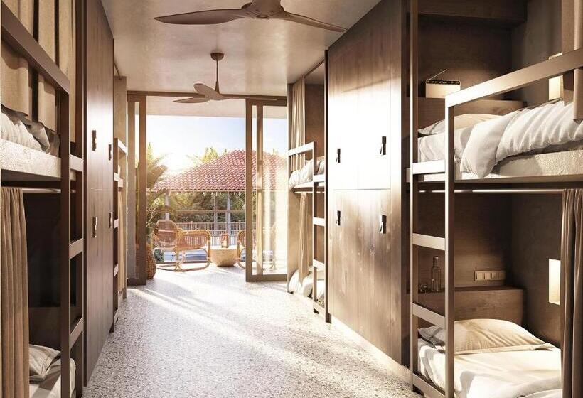 Кровать в Общей Комнате, The Salty Pelican Yoga & Surf Retreat