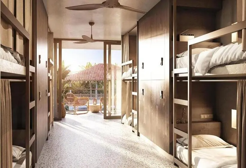 ルームシェアのワンベッド, The Salty Pelican Yoga & Surf Retreat
