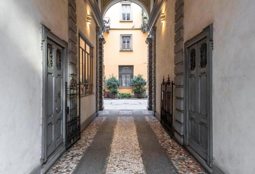 1 Bedroom Penthouse Apartment, Bright Attic And Studio In The Heart Of Milan