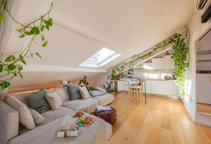 1 Bedroom Penthouse Apartment, Bright Attic And Studio In The Heart Of Milan