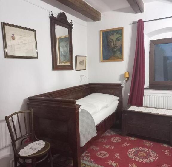 חדר סטנדרט לשלושה, La Amadeus & Monica