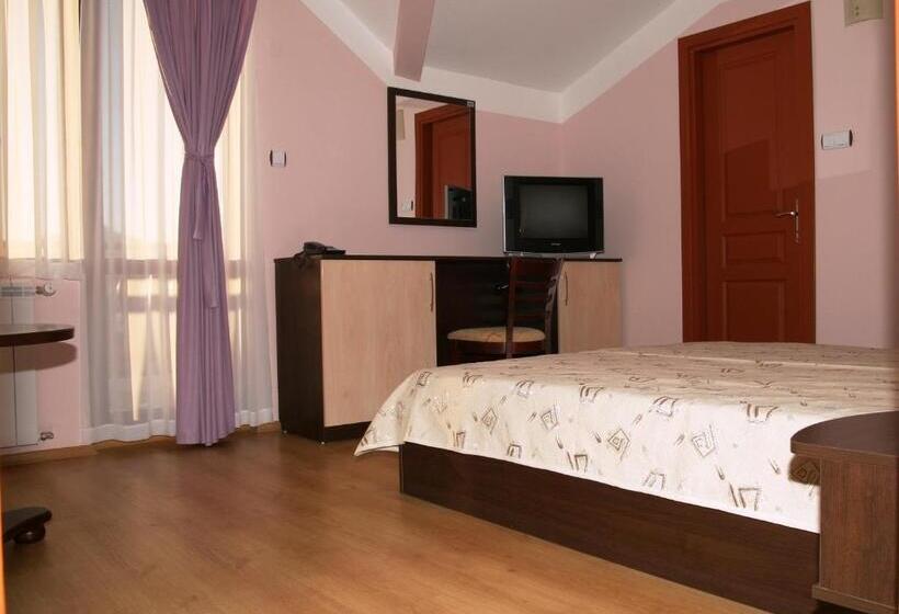 إستوديو قياسى مزودة بتراس, Boryka Family