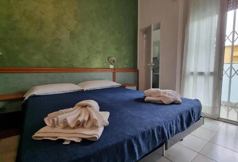 Standard Kolmen Hengen Huone, Costanza
