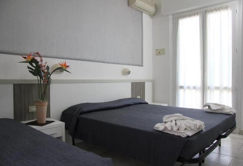 标准三人间, Costanza