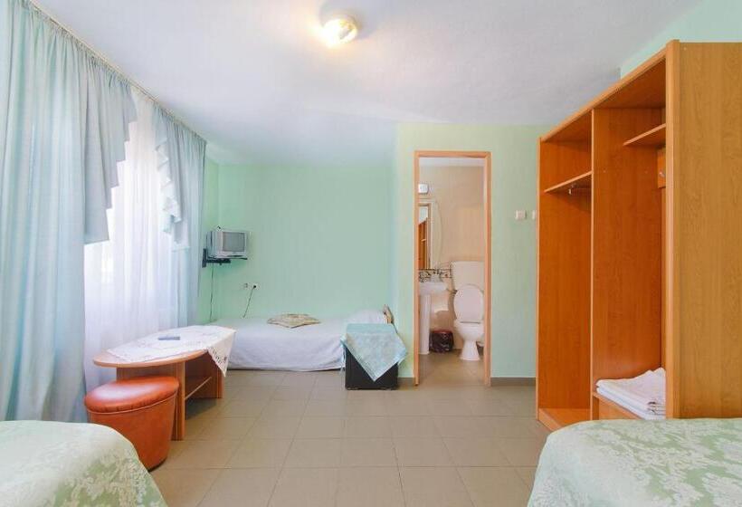 غرفة قياسية ثلاثية, Motel Evrica