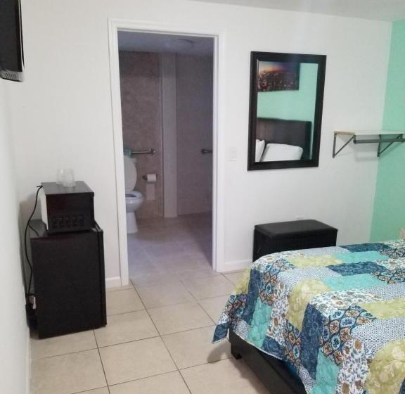 غرفة قياسية سرير كينج لذوى الإحتياجات الخاصة, Royal Budget Inn