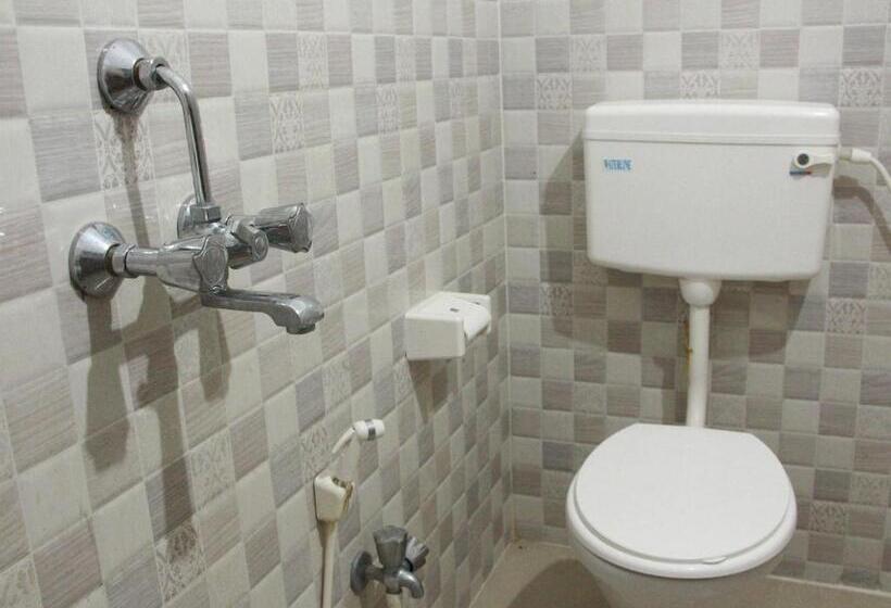 اتاق یک تخته با چشم‌انداز باغ, Sachi Home