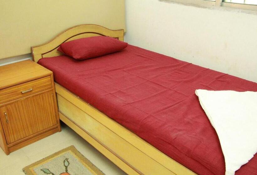 اتاق یک تخته با چشم‌انداز باغ, Sachi Home