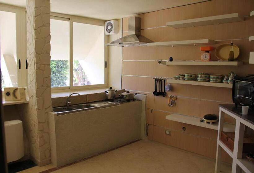 חדר לארבעה סטנדרטי עם נוף לגינה, Sicilia Bedda B&b