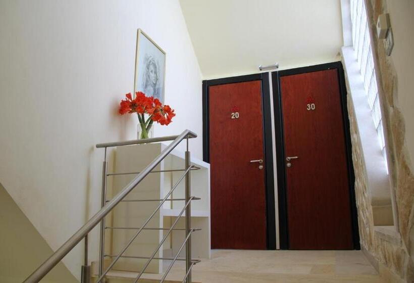 חדר לארבעה סטנדרטי עם נוף לגינה, Sicilia Bedda B&b