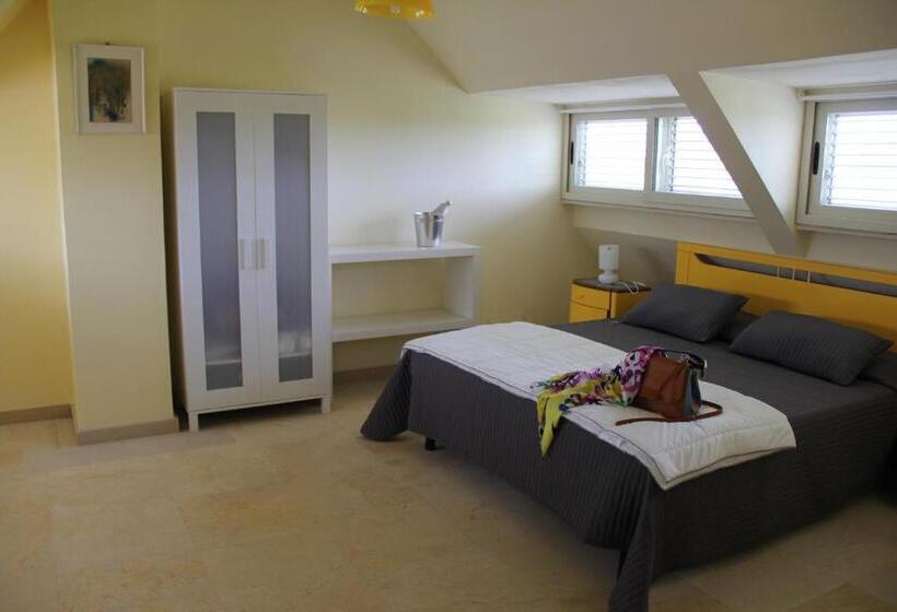 חדר לארבעה סטנדרטי עם נוף לגינה, Sicilia Bedda B&b