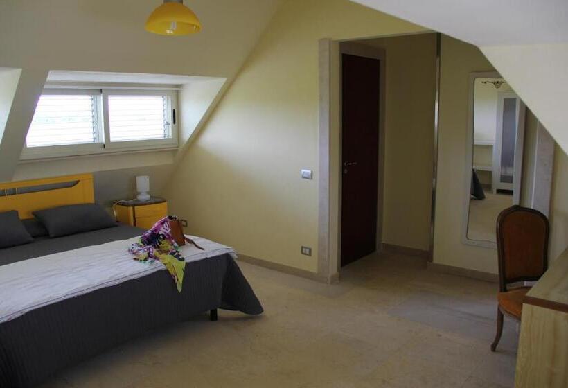 חדר לארבעה סטנדרטי עם נוף לגינה, Sicilia Bedda B&b