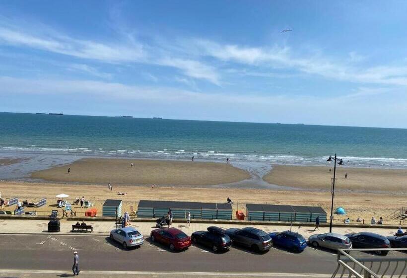 חדר משפחתי נוף לים, Bay View   Seafront, Sandown   Free Car Ferry