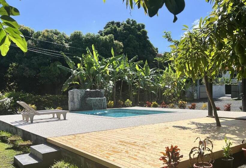 اتاق استاندارد چهار تخته, Pare Lodge Tahiti