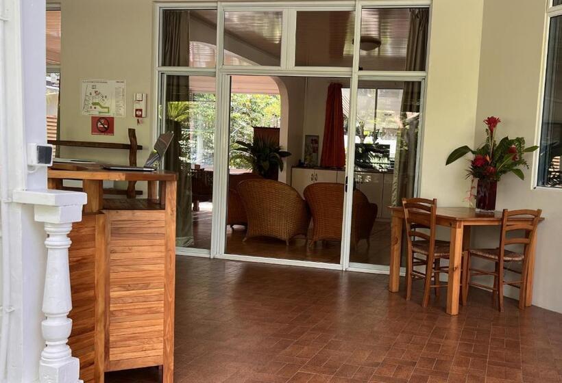 اتاق استاندارد چهار تخته, Pare Lodge Tahiti