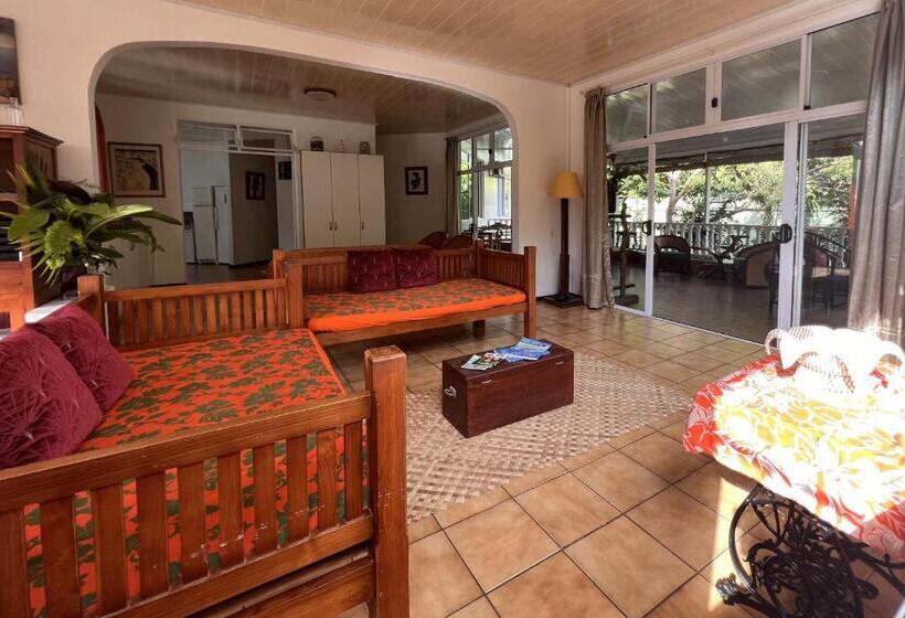 اتاق استاندارد چهار تخته, Pare Lodge Tahiti