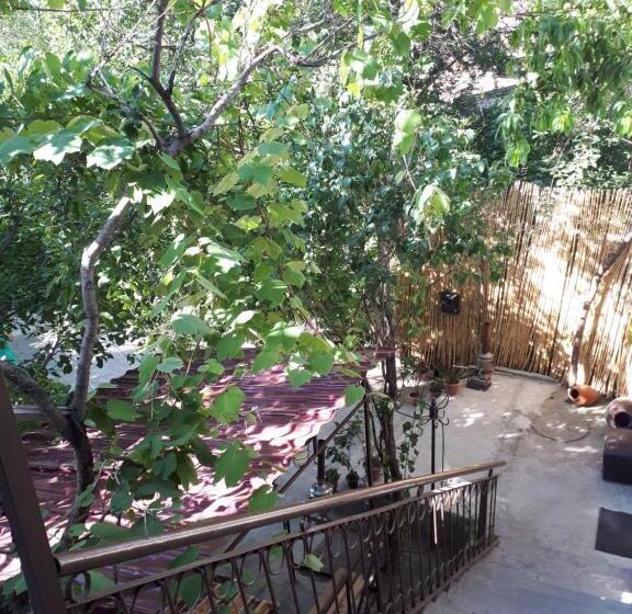 اتاق خانوادگی, Narek B&b