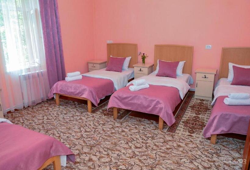 اتاق استاندارد سه نفره, Narek B&b