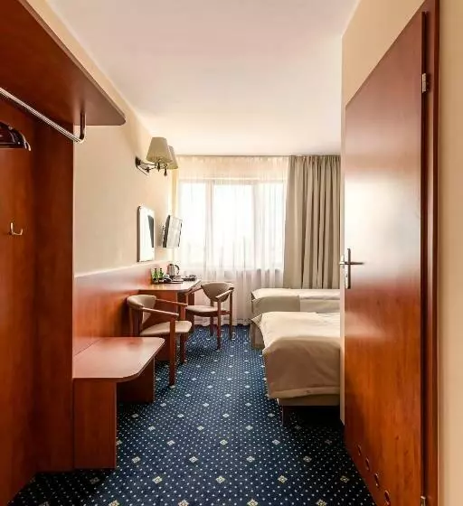 Comfort Yhden Hengen Huone, Almarco