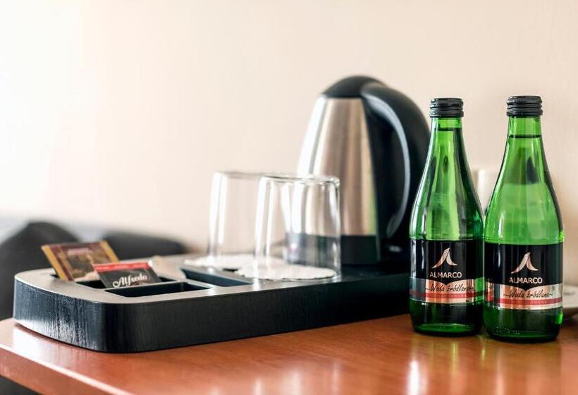 דירת חדר, Almarco