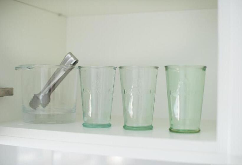 דירת חדר דלוקס, Almarco