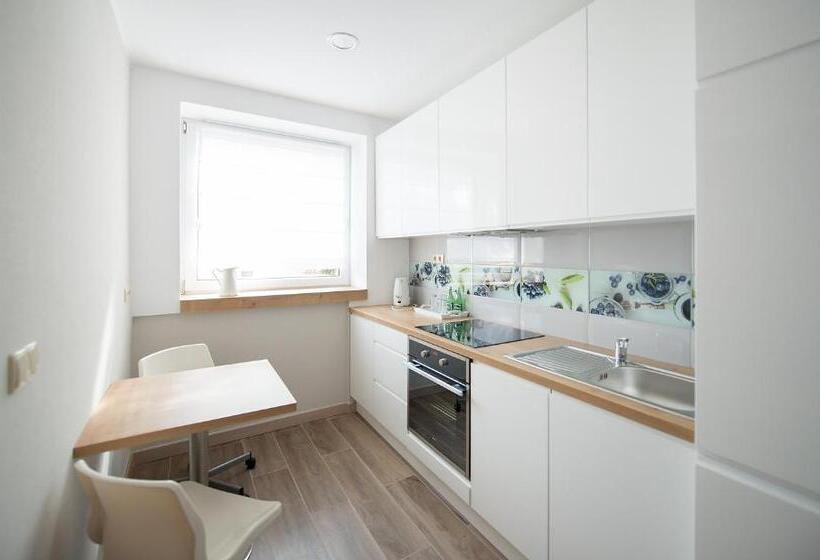 דירת חדר דלוקס, Almarco