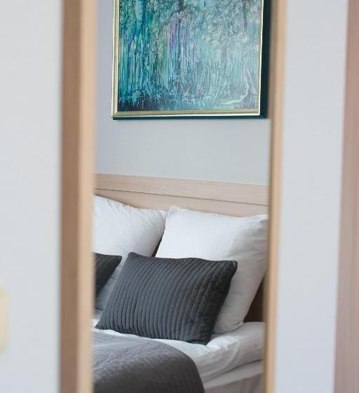 דירת חדר דלוקס, Almarco