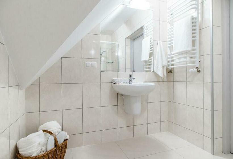 דירת חדר, Dwor Droblin