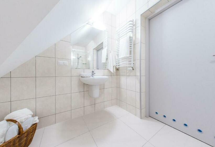 חדר משפחתי, Dwor Droblin