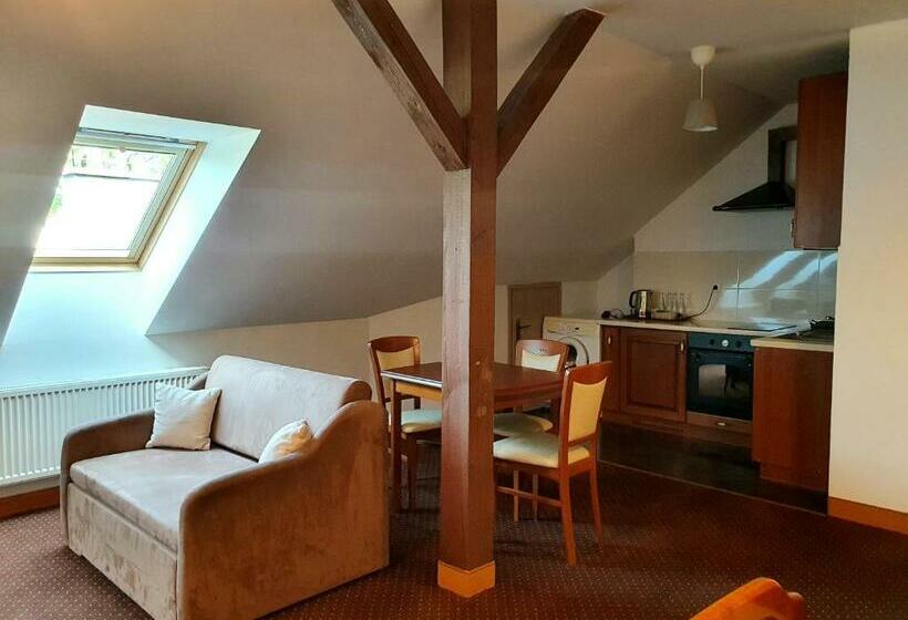 חדר משפחתי, Dwor Droblin