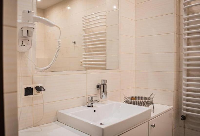 חדר משפחתי, Dwor Droblin