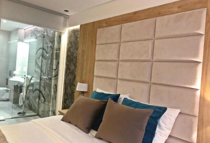 غرفة ديلوكس, Ines