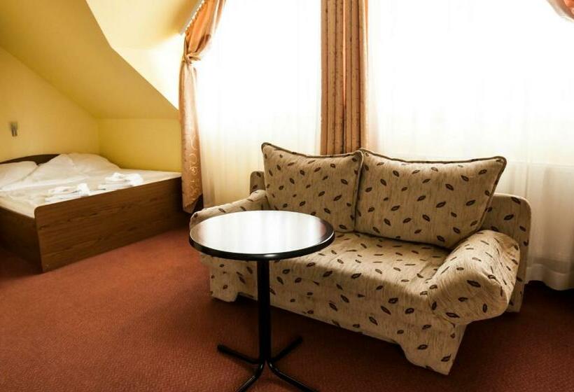 غرفة قياسية ثلاثية, Oleńka