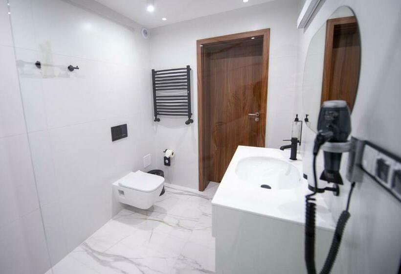 스탠다드 스튜디오, Ostaniec