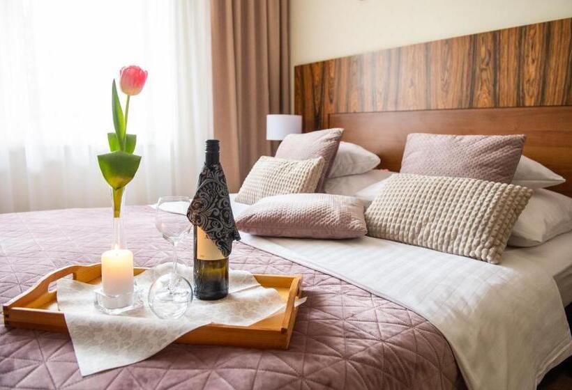 스탠다드 룸 킹사이즈 침대, Ostaniec