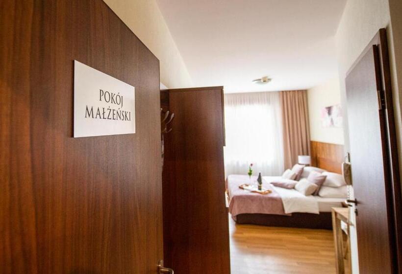 스탠다드 룸 킹사이즈 침대, Ostaniec