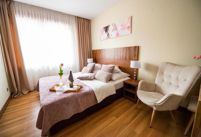 스탠다드 룸 킹사이즈 침대, Ostaniec