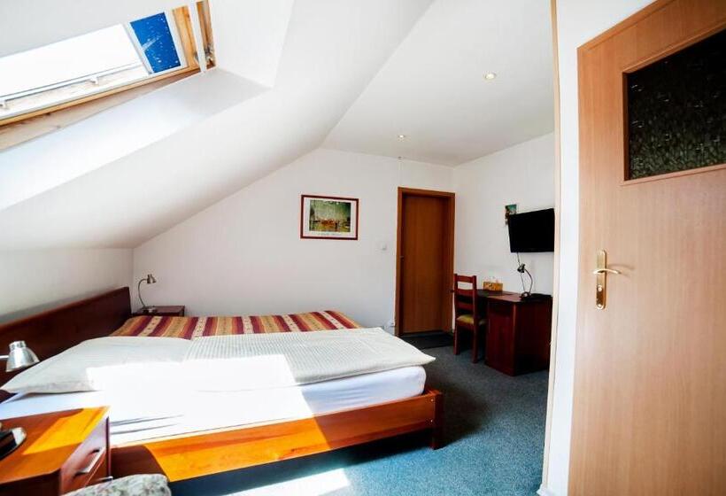 スタンダードトリプルルーム, Pelikan