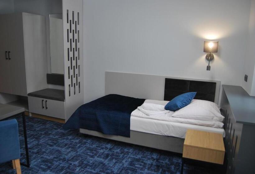 اتاق لوکس, W Dobieszkowie