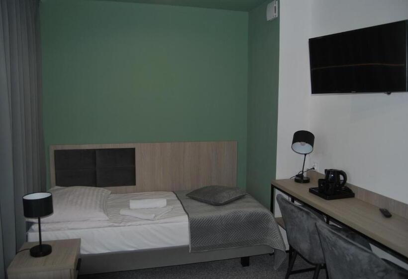 اتاق لوکس, W Dobieszkowie