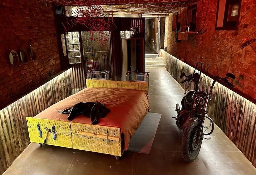 חדר דלוקס, Lusi è In Collina