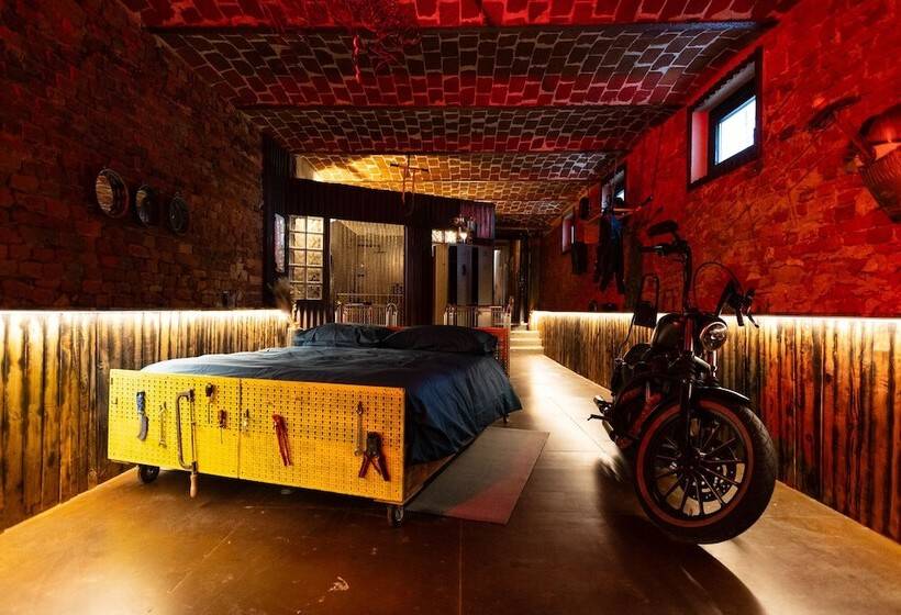 חדר דלוקס, Lusi è In Collina