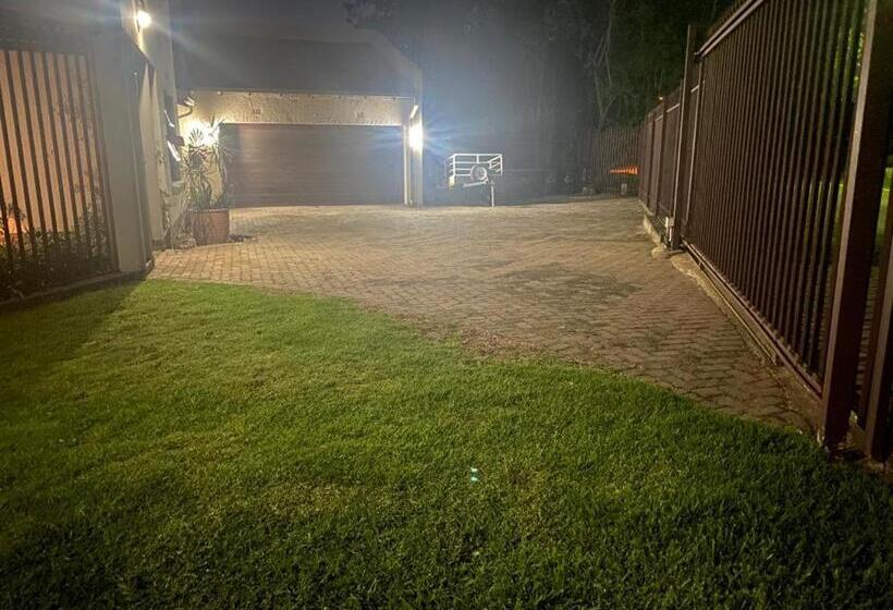 Семейный Номер, Or Tambo Stay Unit 1