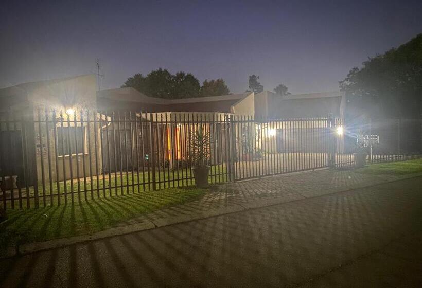 Семейный Номер, Or Tambo Stay Unit 1
