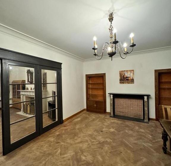 חדר משפחתי, Ces Home